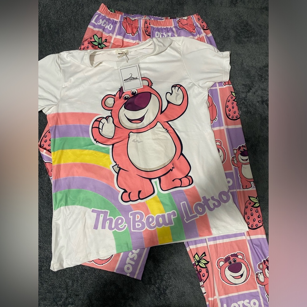 Nice pajamas perfect for the 3 sizes s/m/l has stretch
